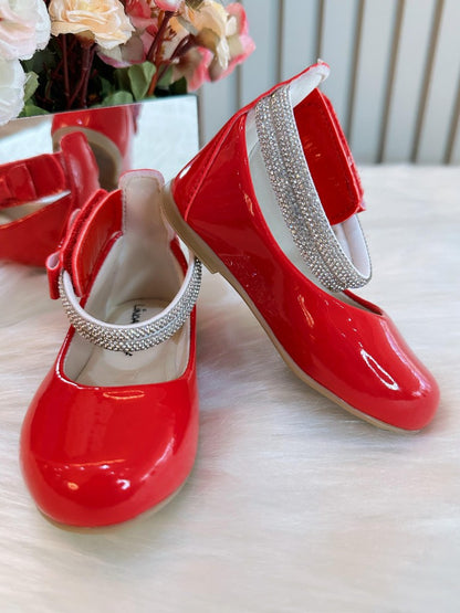 Zapato rojo con tiras de diamantes de imitación y aplique de lazo