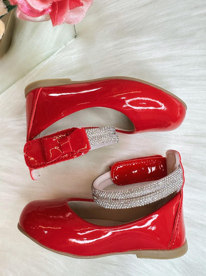 Zapato rojo con tiras de diamantes de imitación y aplique de lazo