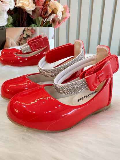 Zapato rojo con tiras de diamantes de imitación y aplique de lazo