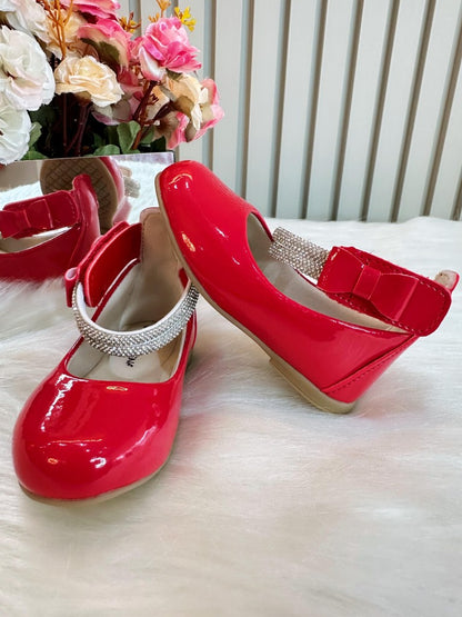 Zapato rojo con tiras de diamantes de imitación y aplique de lazo