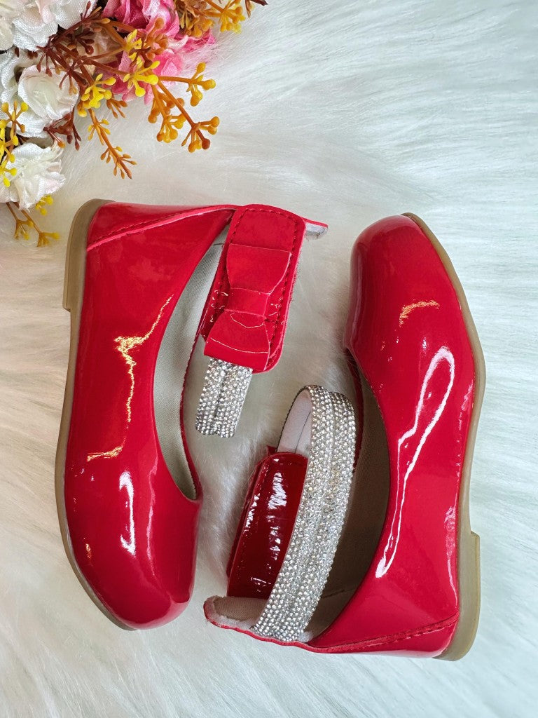Zapato rojo con tiras de diamantes de imitación y aplique de lazo