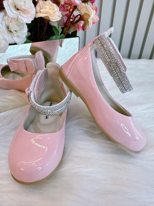 Zapatos de tiras rosas con pedrería y aplique de lazo 