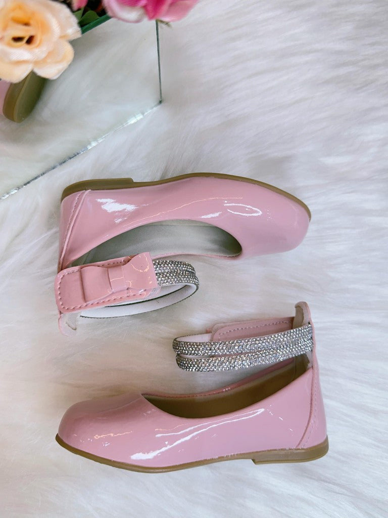 Zapatos de tiras rosas con pedrería y aplique de lazo 