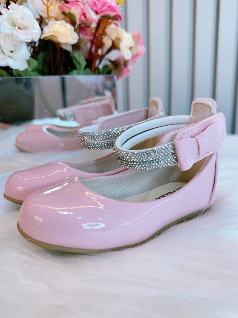 Zapatos de tiras rosas con pedrería y aplique de lazo 