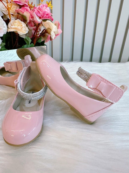 Zapatos de tiras rosas con pedrería y aplique de lazo 
