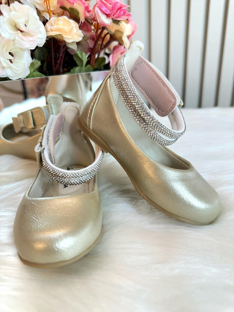 Zapato dorado mate con tiras de diamantes de imitación y aplique de lazo 