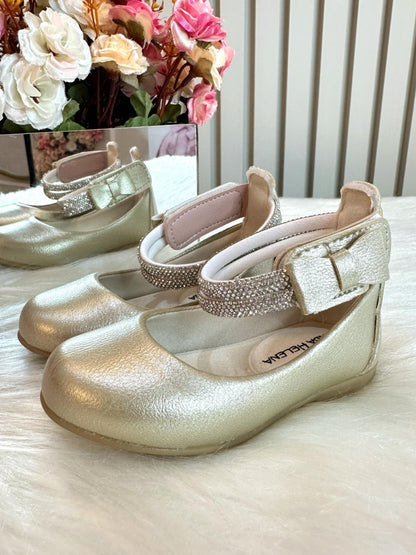 Zapato dorado mate con tiras de diamantes de imitación y aplique de lazo 