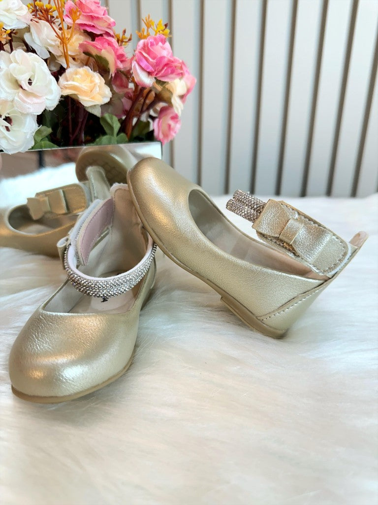 Zapato dorado mate con tiras de diamantes de imitación y aplique de lazo 