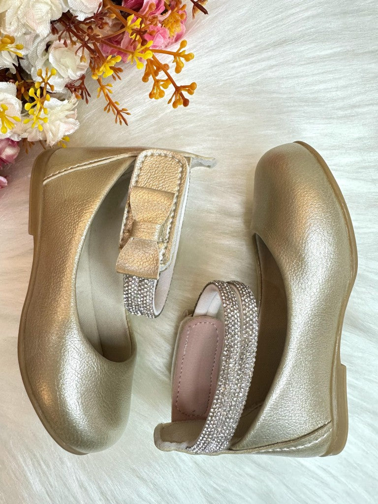 Zapato dorado mate con tiras de diamantes de imitación y aplique de lazo