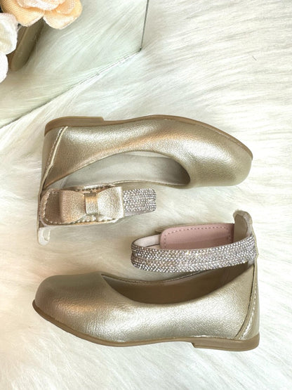 Zapato dorado mate con tiras de diamantes de imitación y aplique de lazo