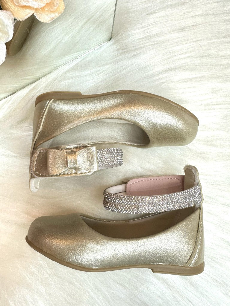 Zapato dorado mate con tiras de diamantes de imitación y aplique de lazo 