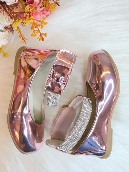 Zapato rosa metalizado con tiras de diamantes de imitación y aplique de lazo