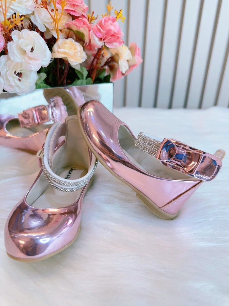 Zapato rosa metalizado con tiras de diamantes de imitación y aplique de lazo