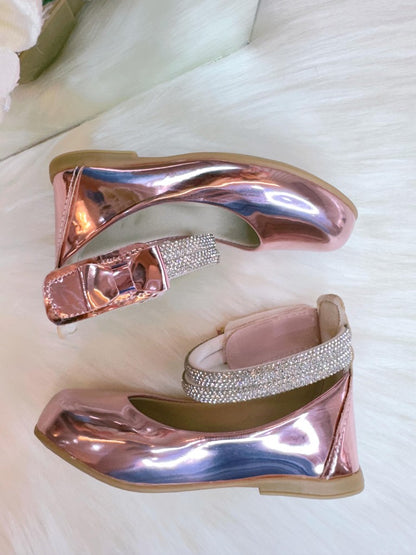 Zapato rosa metalizado con tiras de diamantes de imitación y aplique de lazo