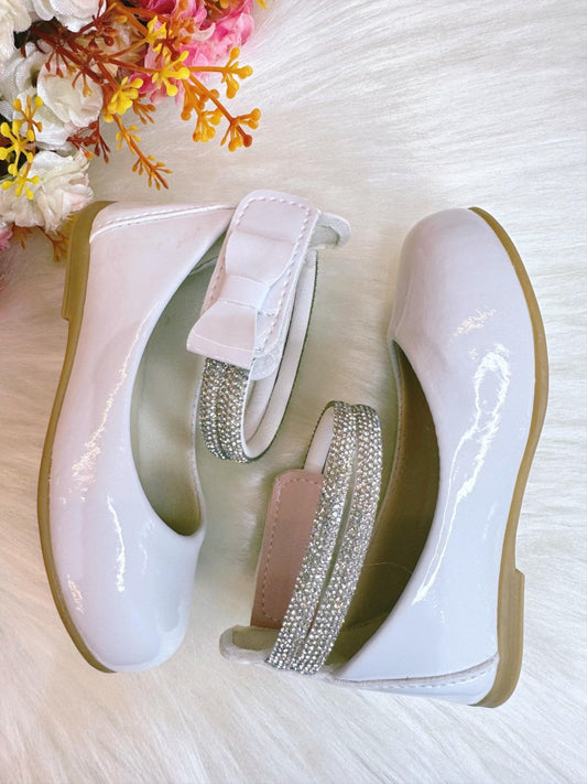 Zapato blanco con tiras de diamantes de imitación y aplique de lazo 