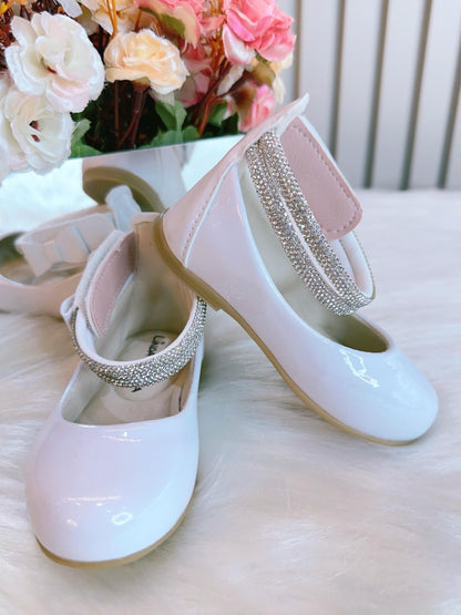 Zapato blanco con tiras de diamantes de imitación y aplique de lazo 