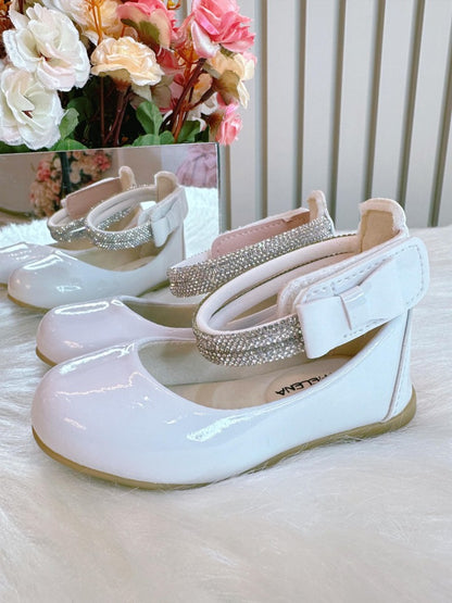 Zapato blanco con tiras de diamantes de imitación y aplique de lazo 