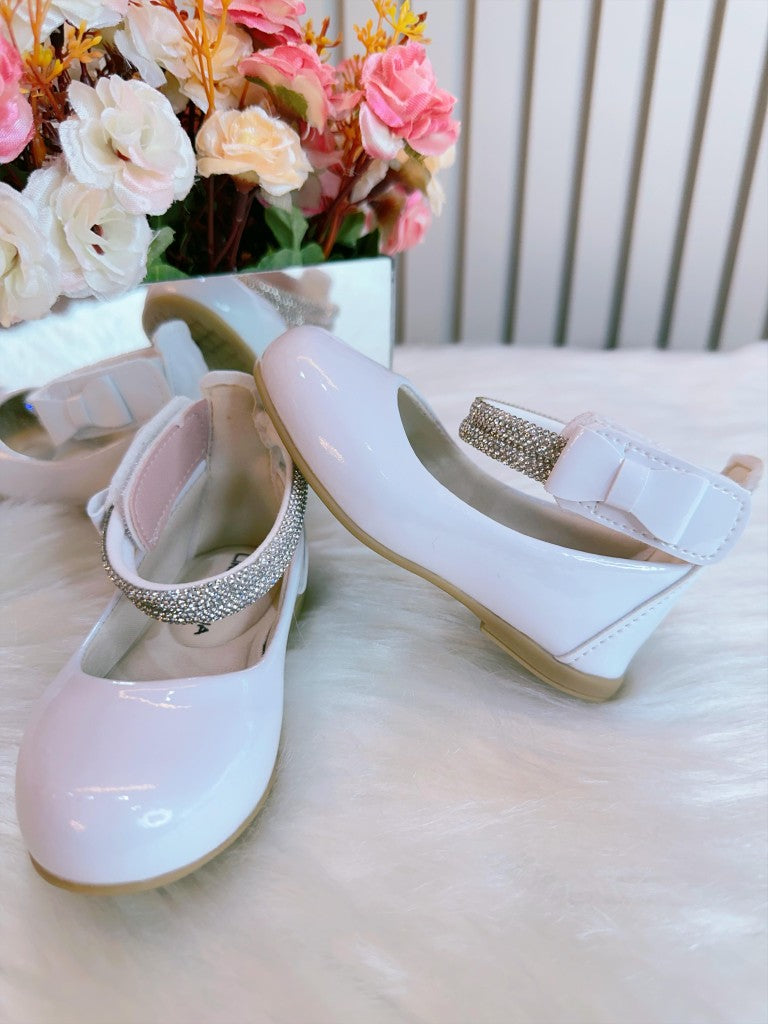 Zapato blanco con tiras de diamantes de imitación y aplique de lazo 