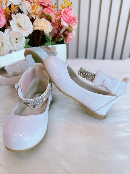Zapato blanco con tiras de diamantes de imitación y aplique de lazo 