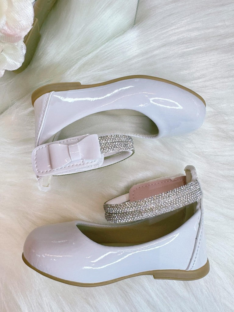 Zapato blanco con tiras de diamantes de imitación y aplique de lazo 