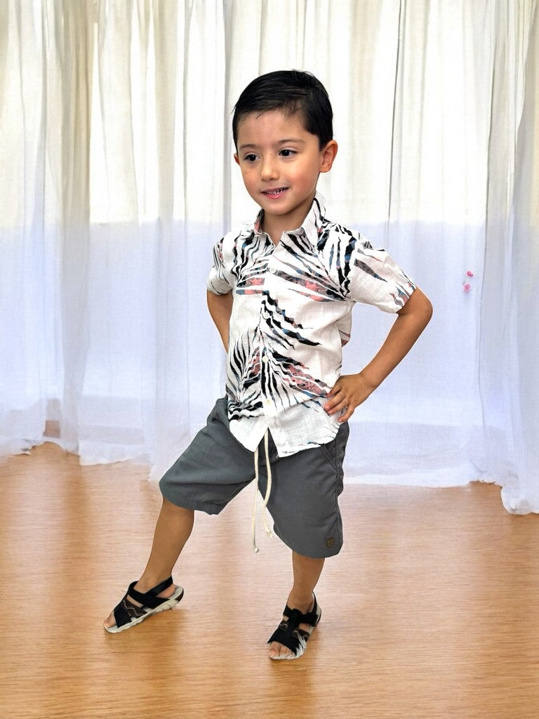 Conjunto de camisa blanca estampada y bermudas grises con cordón ajustable