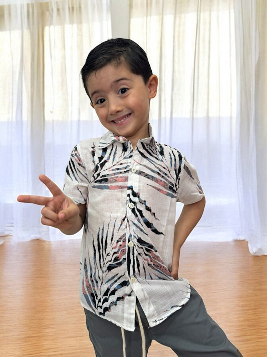 Conjunto de camisa blanca estampada y bermudas grises con cordón ajustable