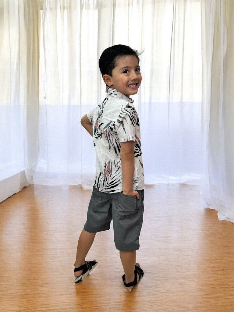 Conjunto de camisa blanca estampada y bermudas grises con cordón ajustable