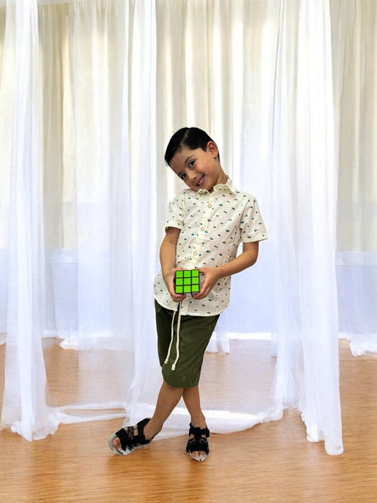 Conjunto de camisa color marfil y bermudas con cordón verde musgo 