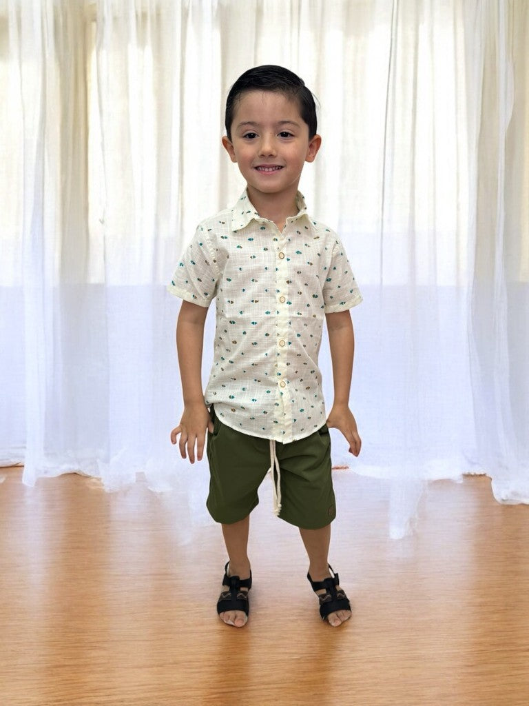Conjunto de camisa color marfil y bermudas con cordón verde musgo 