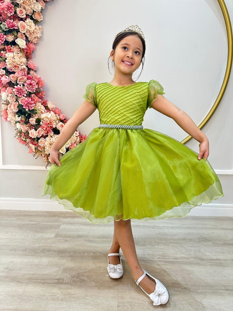 Vestido infantil verde oliva con busto plisado y perlas