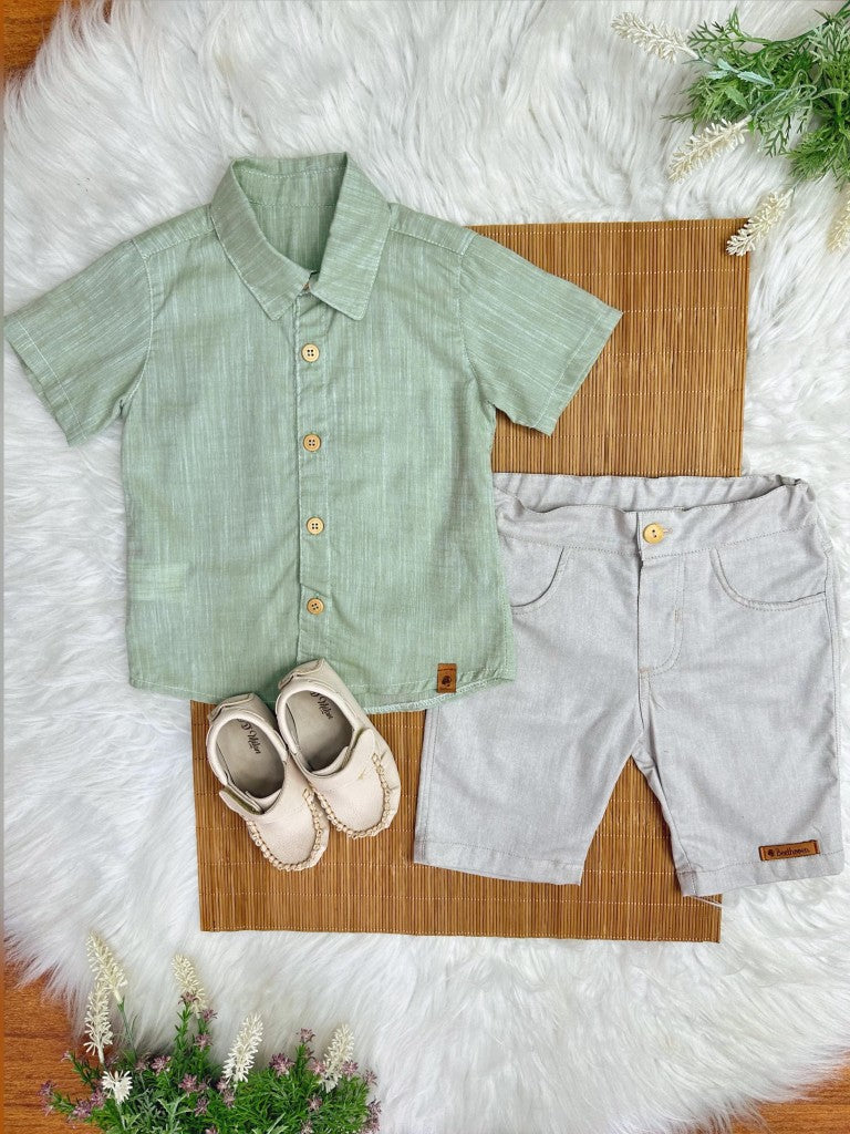 Conjunto de camisa verde para niño con bermudas beige informales