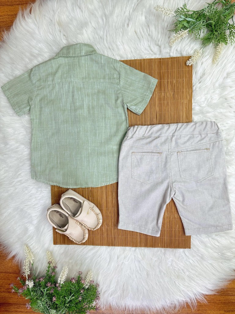 Conjunto de camisa verde para niño con bermudas beige informales