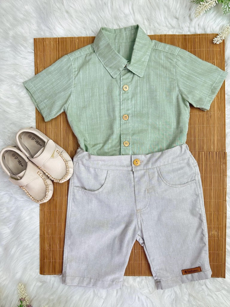 Conjunto de camisa verde para niño con bermudas beige informales