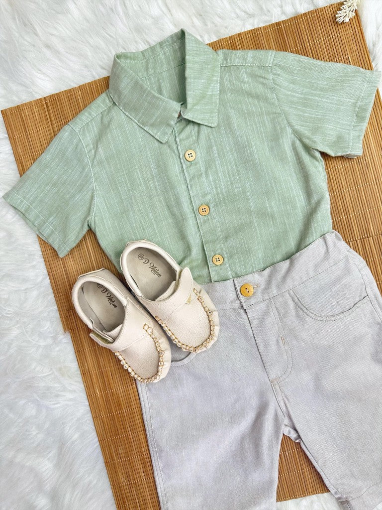 Conjunto de camisa verde para niño con bermudas beige informales