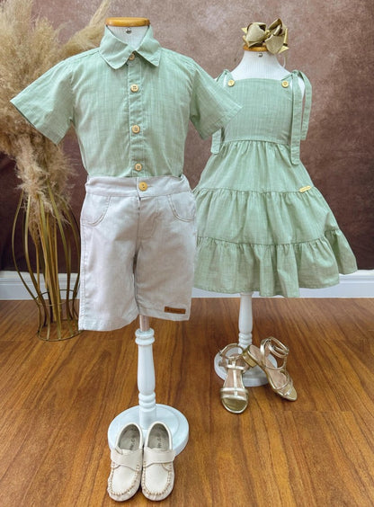 Conjunto de camisa verde para niño con bermudas beige informales