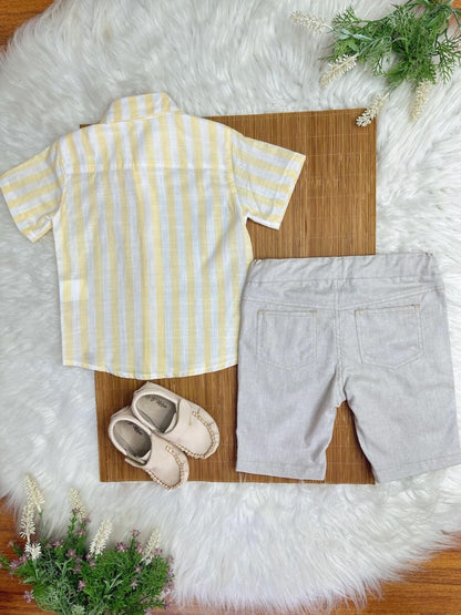 Conjunto para niño: Camisa de rayas amarillas y bermudas beige. Conjunto casual.