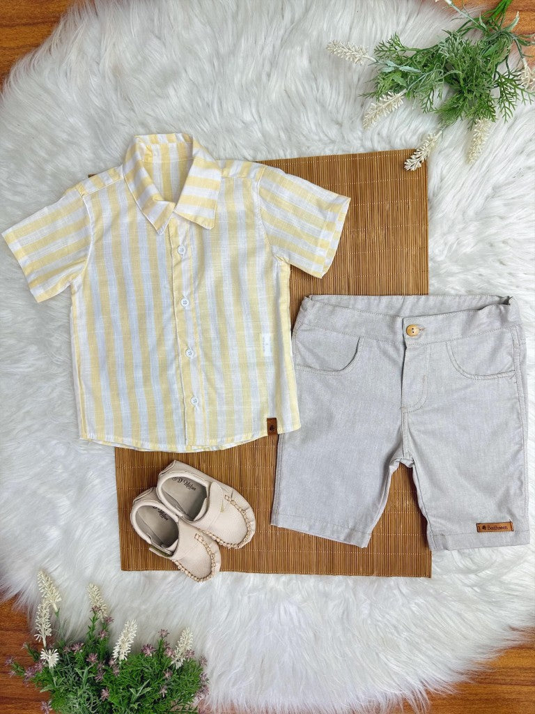 Conjunto para niño: Camisa de rayas amarillas y bermudas beige. Conjunto casual.