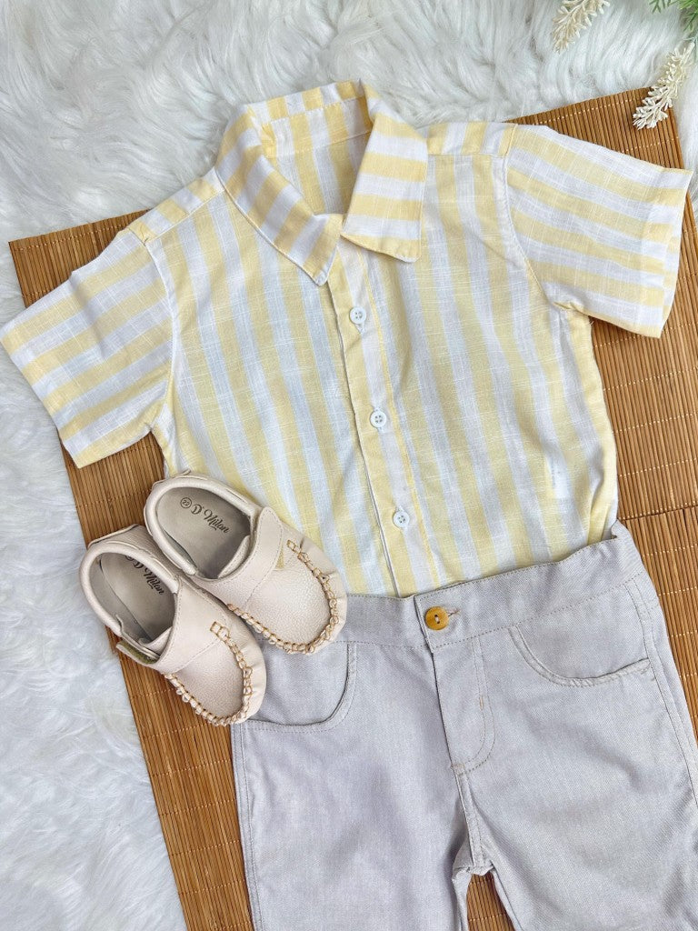 Conjunto para niño: Camisa de rayas amarillas y bermudas beige. Conjunto casual.