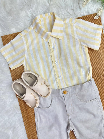 Conjunto para niño: Camisa de rayas amarillas y bermudas beige. Conjunto casual.