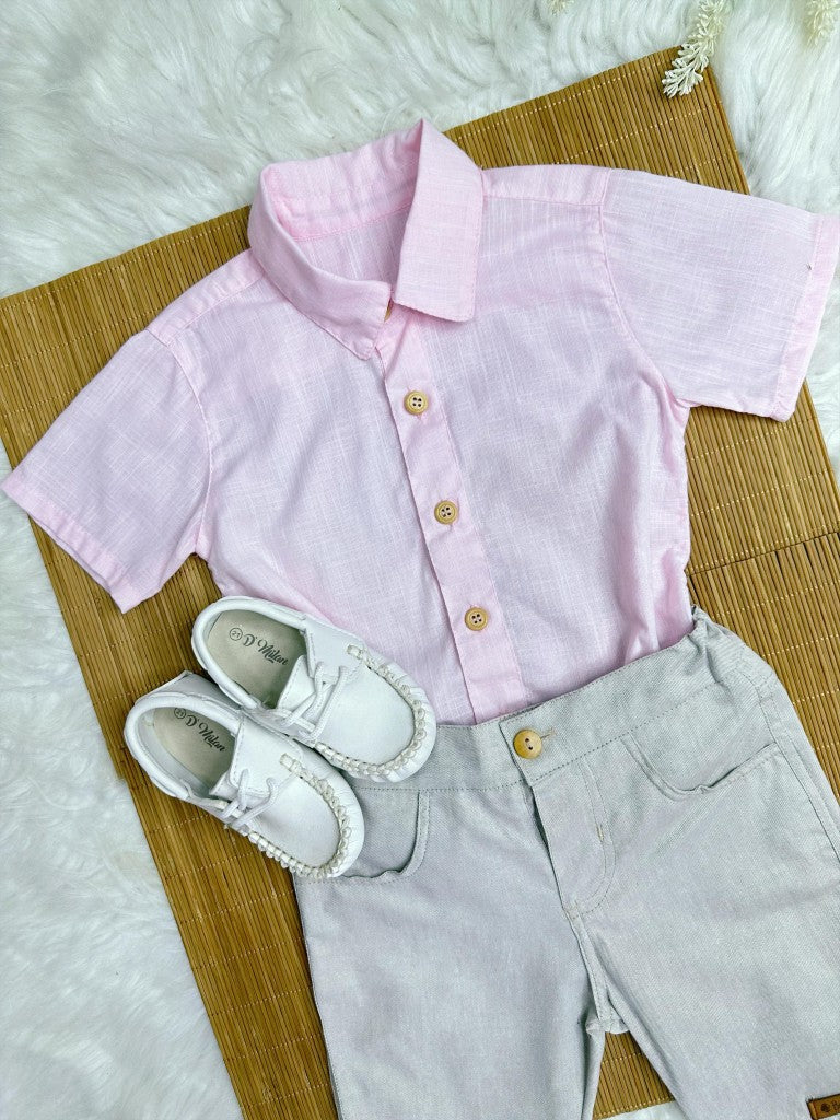 Conjunto para niño: Camisa rosa, bermuda beige informal