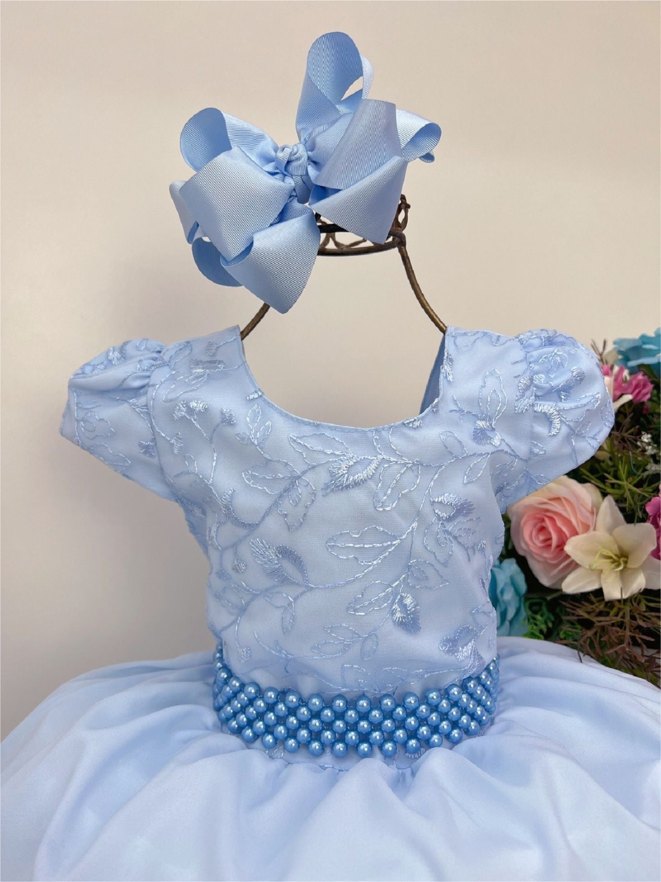 Vestido infantil azul con encaje y cinturón de perlas de lujo