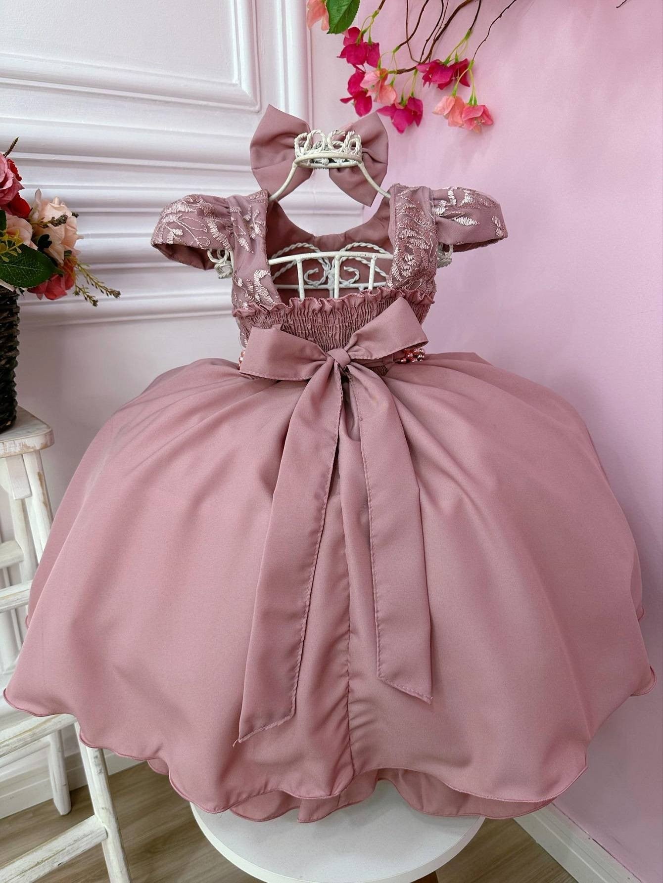 Vestido infantil rosa con lazo de encaje y cinturón de perlas