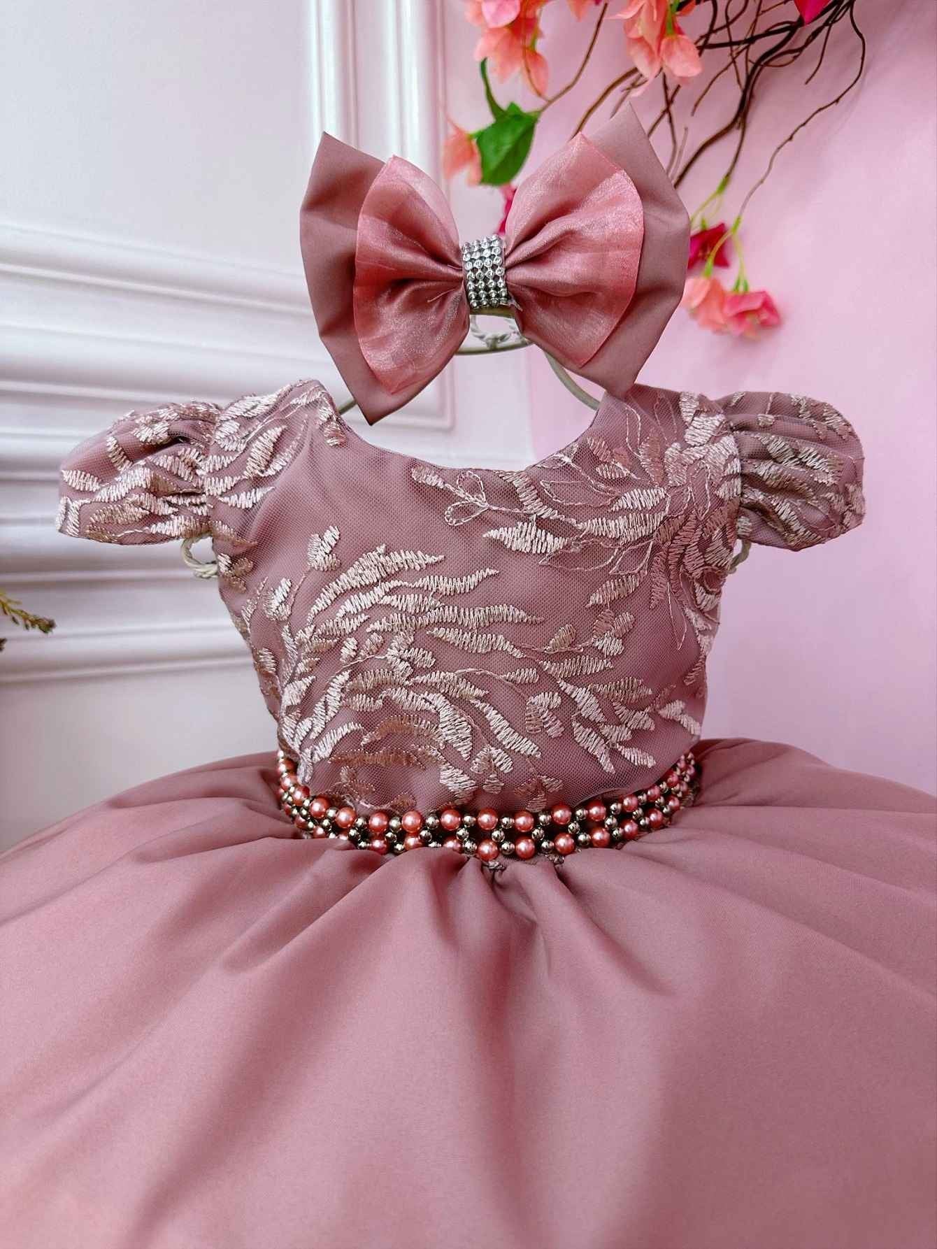 Vestido infantil rosa con lazo de encaje y cinturón de perlas