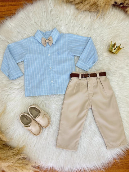 Conjunto Infantil: Camisa de Rayas Azules y Pantalón Beige con Cinturón