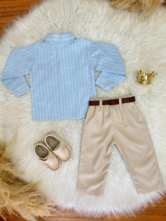 Conjunto Infantil: Camisa de Rayas Azules y Pantalón Beige con Cinturón