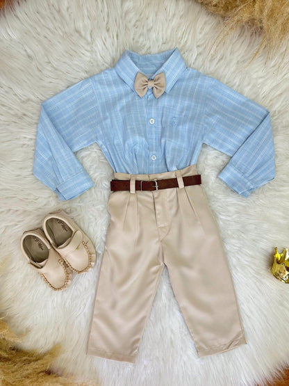 Conjunto Infantil: Camisa de Rayas Azules y Pantalón Beige con Cinturón