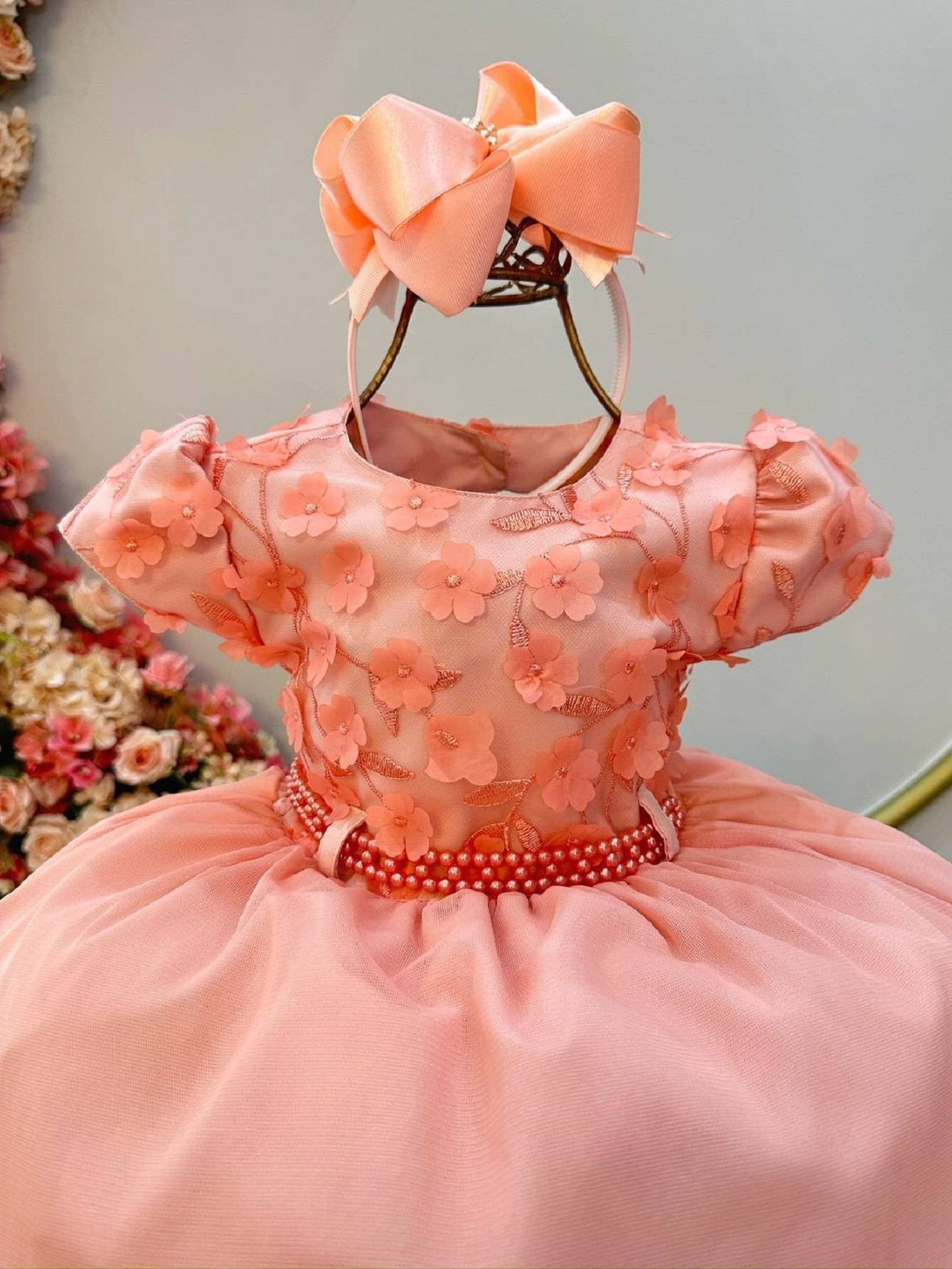 Vestido infantil color salmón con apliques de flores y encaje de lujo