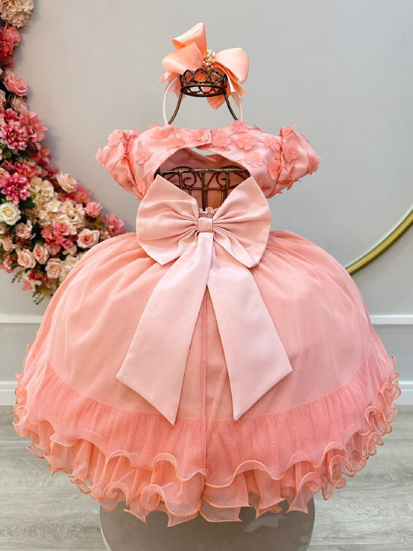 Vestido infantil color salmón con apliques de flores y encaje de lujo