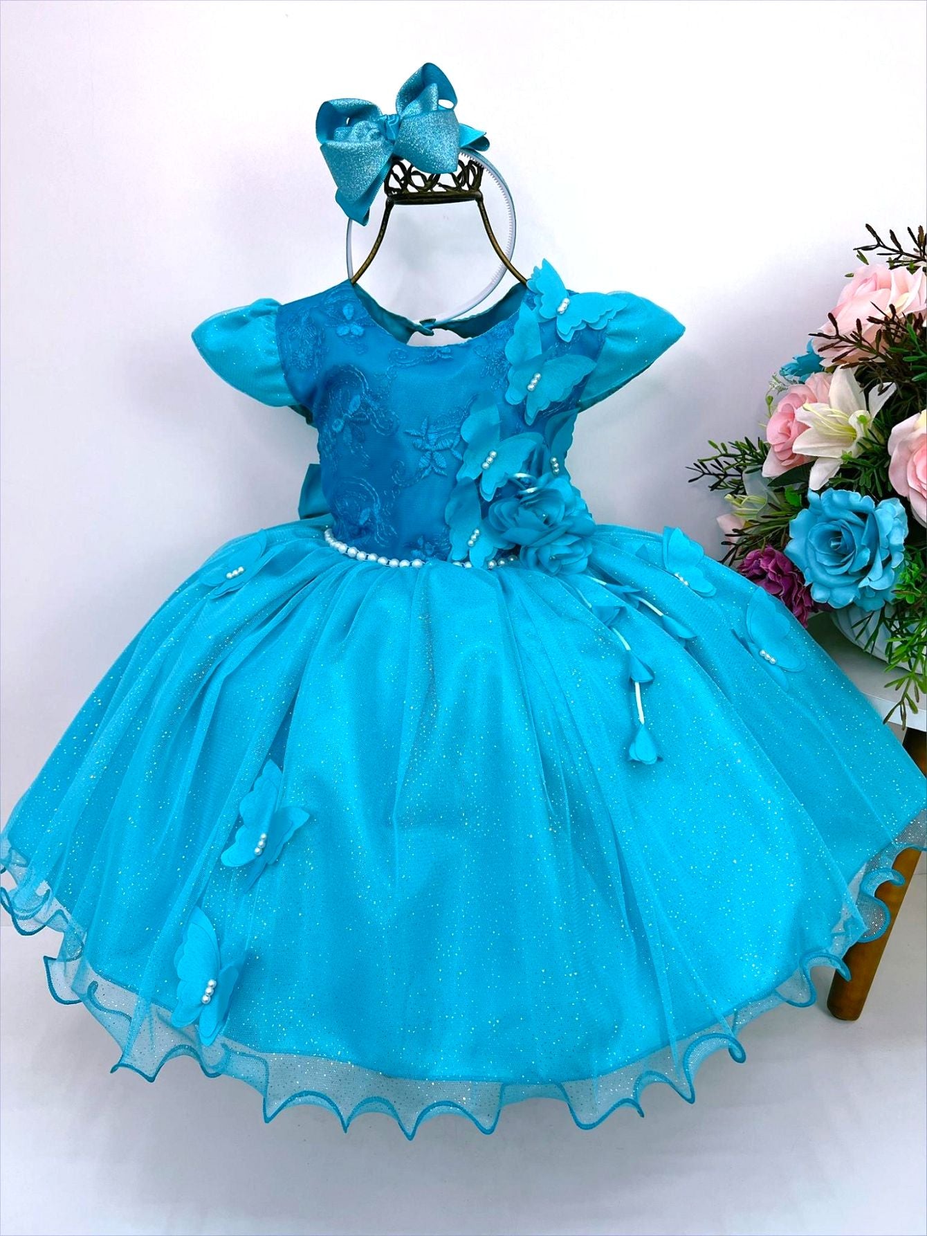 Vestido infantil verde con apliques de encaje y mariposas y flores