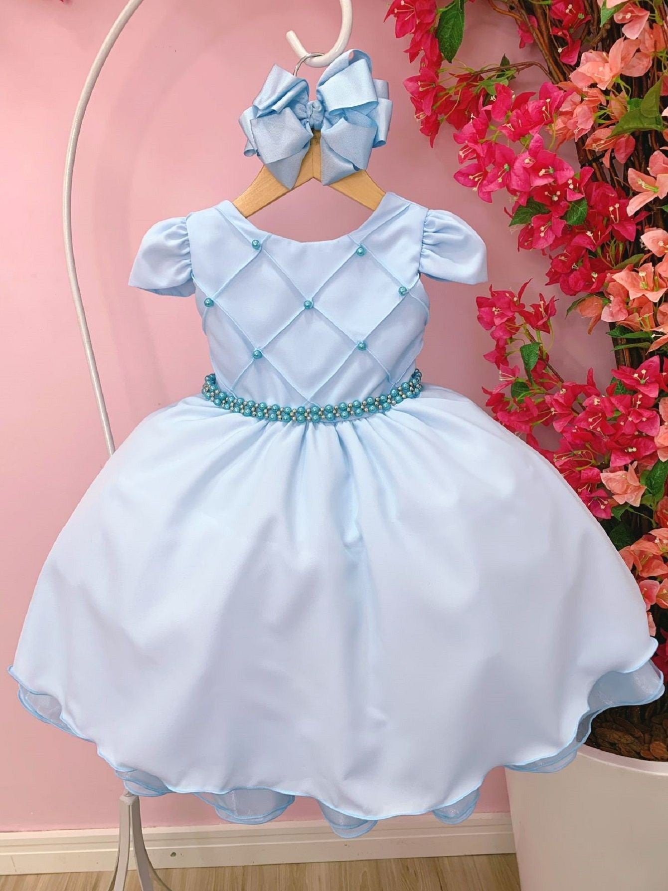 Vestido infantil azul bebé con pecho acanalado y cinturón de perlas
